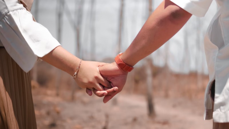 Skinship là gì? Skinship trong tình yêu có lợi ích gì?